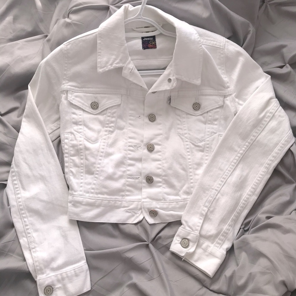 3/$30 ✨ distressed Levi’s jean jacket ✨